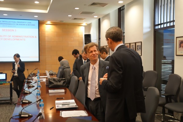 In conversation, Richard Lyndon GARNETT, Professor of Law, University of Melbourne and Mr. Denis Croze, Director, WIPO Singapore Office